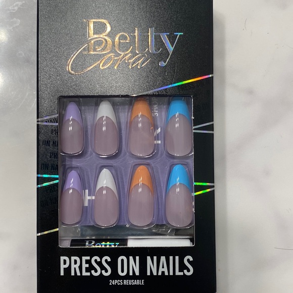 Betty Cora reusable press on nails - Picture 1 of 2